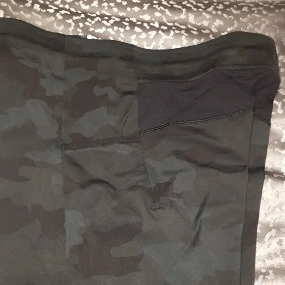 LULULEMON NWOT DARK CAMOUFLAGE LEGGINGS WITH DRAWSTRING N SIDE POCKETS SIZE MED
